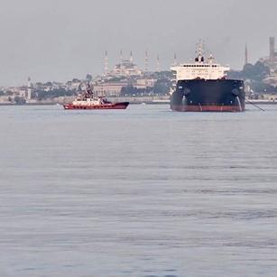 İstanbul Boğazı'nda hareketli anlar! Yük gemisi karaya oturdu, trafik askıya alındı