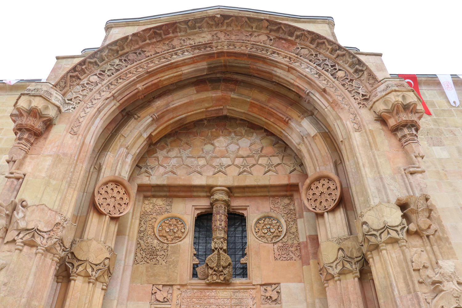 Restorasyonu tamamlanan Divriği Ulu Camii ve Darüşşifası ibadete açıldı