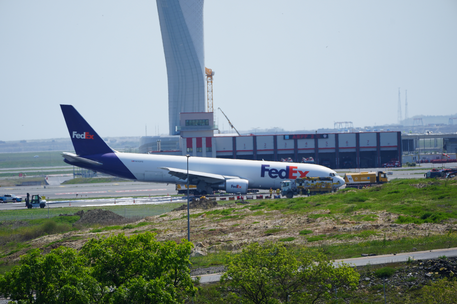 İstanbul Havalimanı'nda gövdesinin üzerine inen uçakta pilot ile kule arasında geçen konuşma
