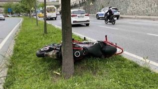 Küçükçekmece'de korkunç kaza, ağaca çarpan motosiklet sürücüsü feci şekilde can verdi  