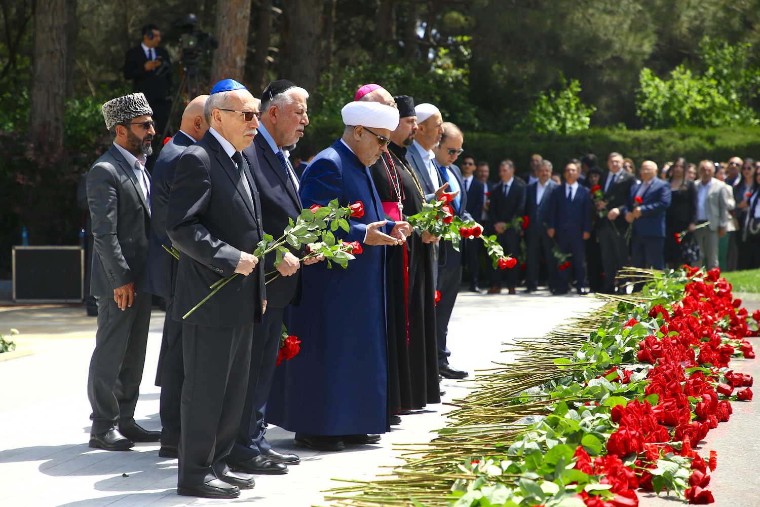 Azerbaycan'ın ulusal lideri Haydar Aliyev doğumunun 101. yılında kabri başında anıldı