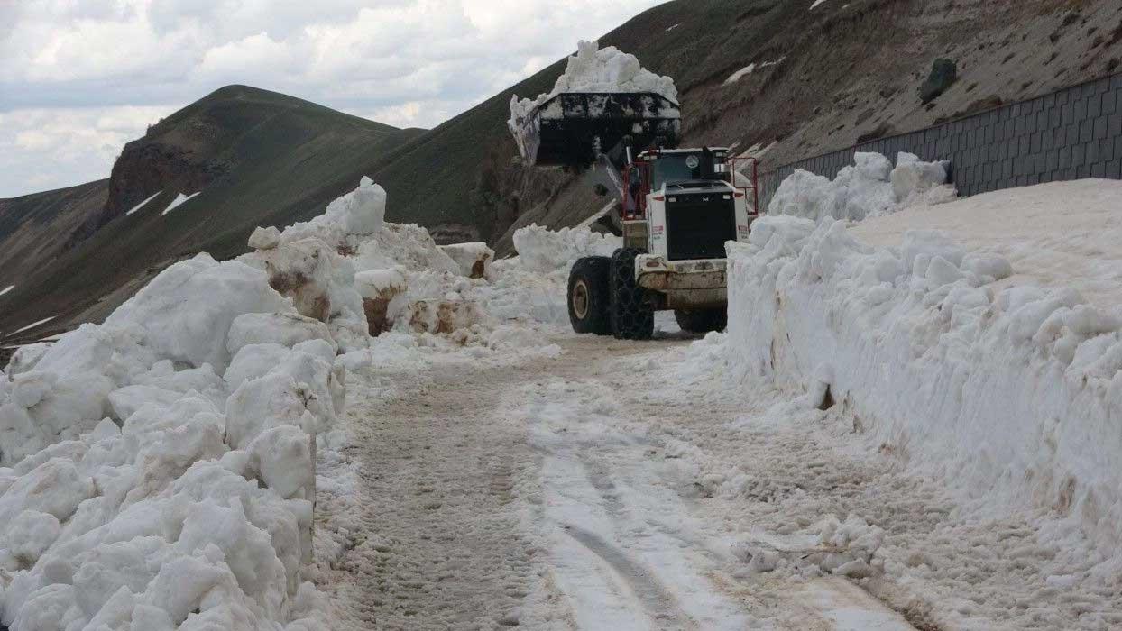 Nemrut Krater Gölü yolu, kardan temizleniyor