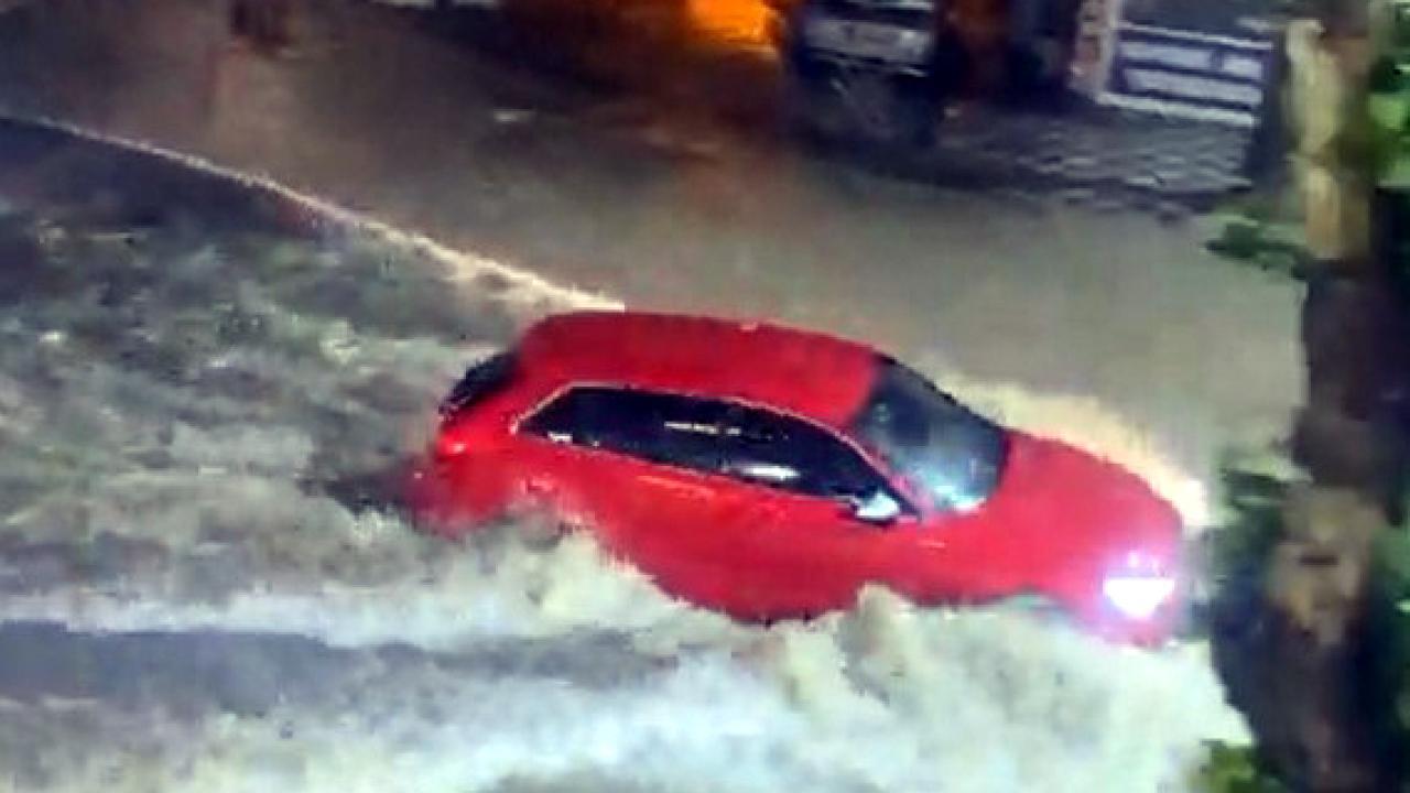 Tokat'tı sağanak vurdu: Yollar göl oldu