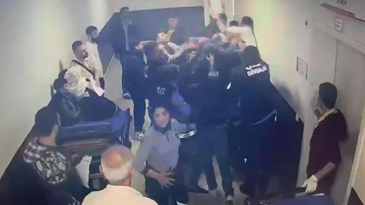 Hastanede şaşkınlık veren olay! Sedyeden kalkıp doktora saldırdı
