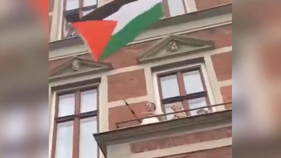 Kralın elinde Filistin bayrağı! Balkondan böyle destek verdi
