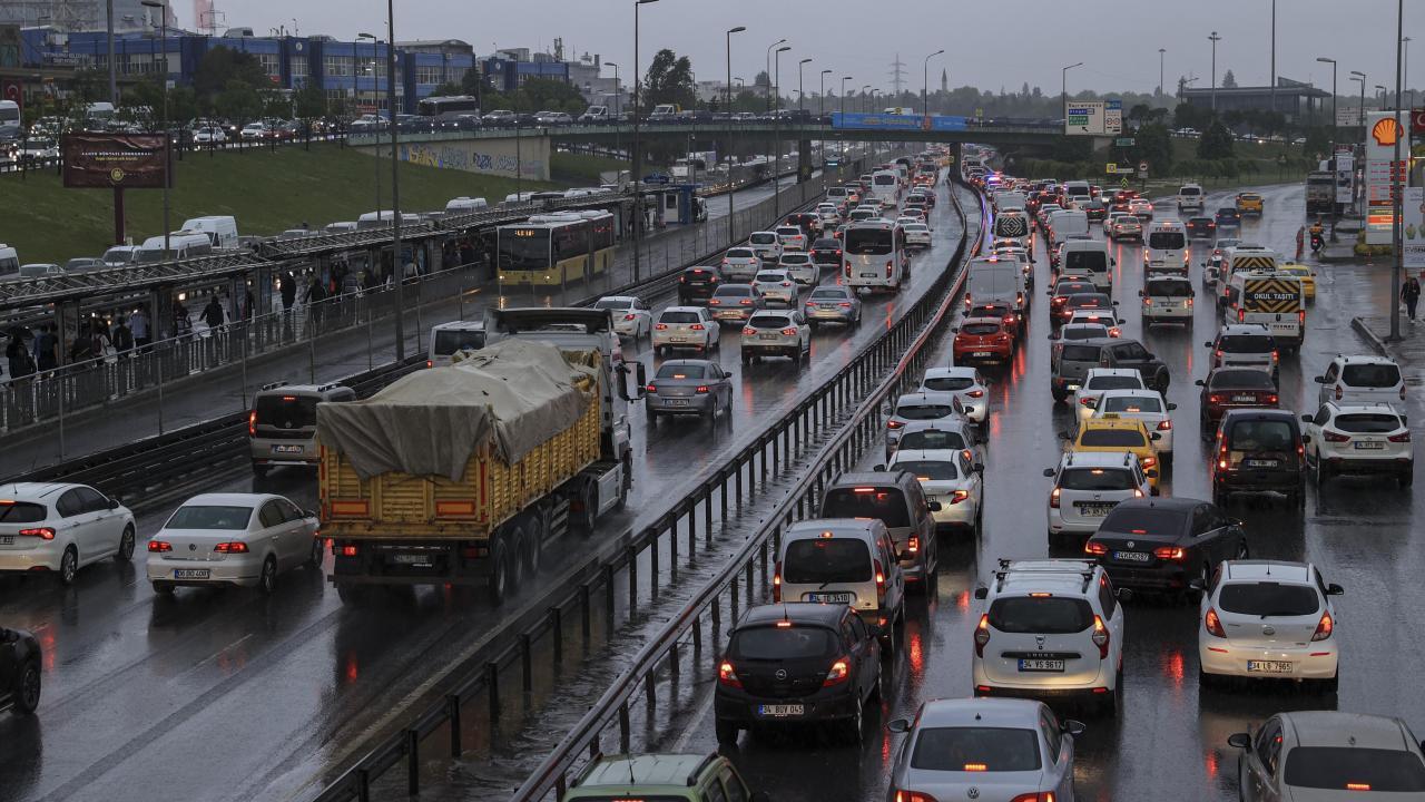 İstanbul'da trafik çilesi bitmiyor... Yoğunluk yüzde 70'e ulaştı 