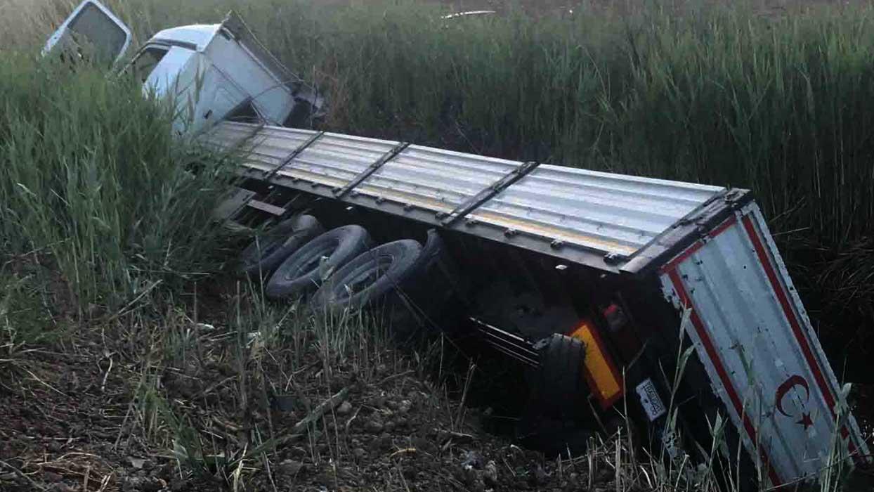Konya'da TIR, şarampole devrildi: 1 ölü, 1 yaralı