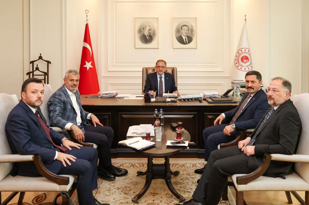 Bakan Özhaseki, Hatay Valisi ve Büyükşehir Belediye Başkanı ile bir araya geldi