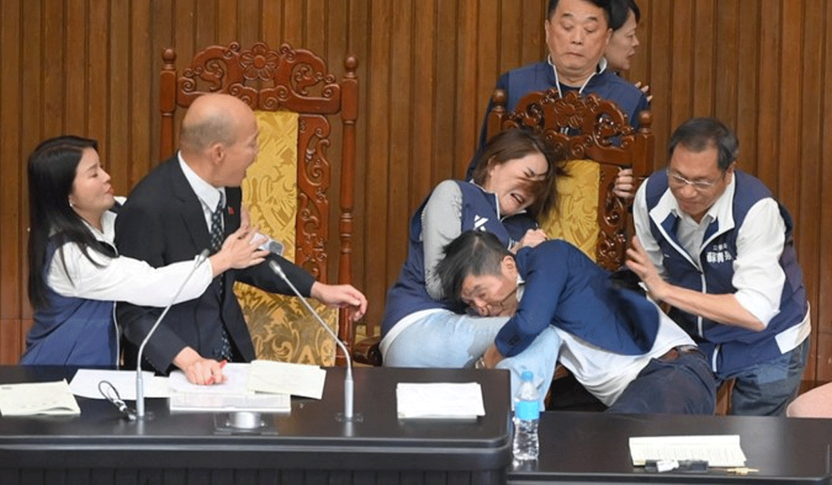 Tayvan Parlamentosu'nda yumruklar havada uçuştu! Bir milletvekili belgeleri alıp kaçtı