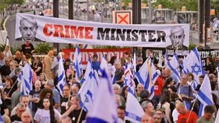 Tel Aviv'de Netanyahu'ya öfke seli! Onlarca İsrailli ateşkes için sokaklara döküldü