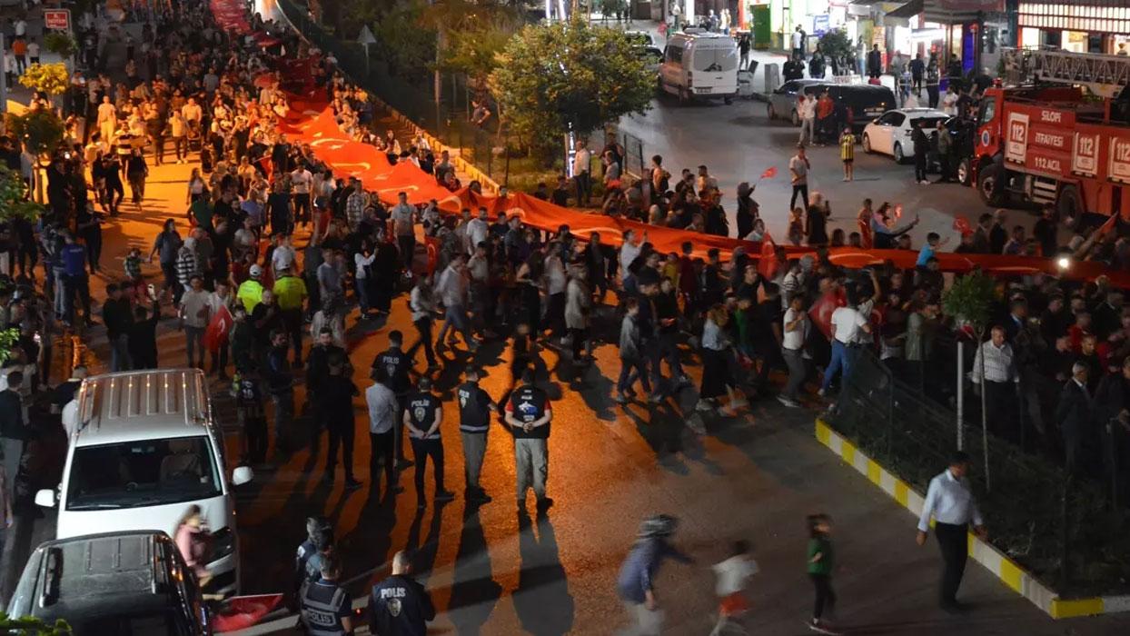 300 metrelik dev Türk bayrağı ile yürüyüş yapıtılar 