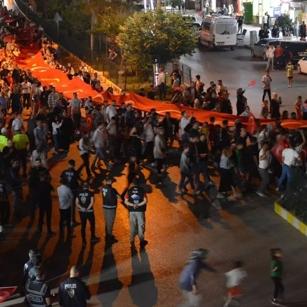 300 metrelik dev Türk bayrağı ile yürüyüş yapıtılar 