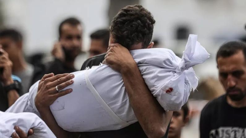 İşgalci İsrail kana doymuyor! Biri gazeteci onlarca Filistinli şehit oldu