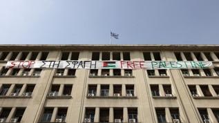 Yunanistan'da Bakanlık binasına Filistin bayrağı asıldı