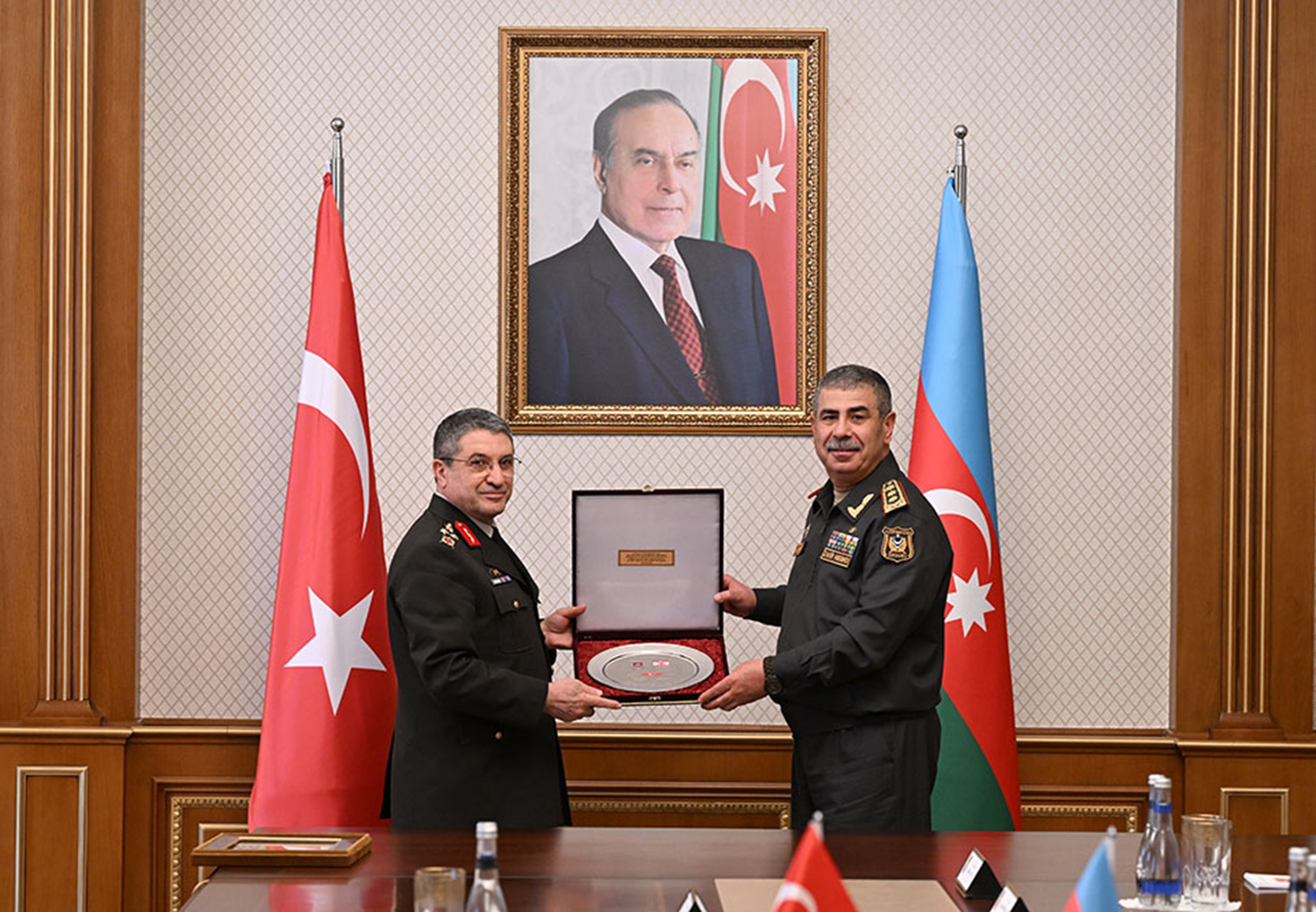 Kara Kuvvetleri Komutanı Orgeneral Bayraktaroğlu, Azerbaycan Savunma Bakanı Hasanov'la görüştü
