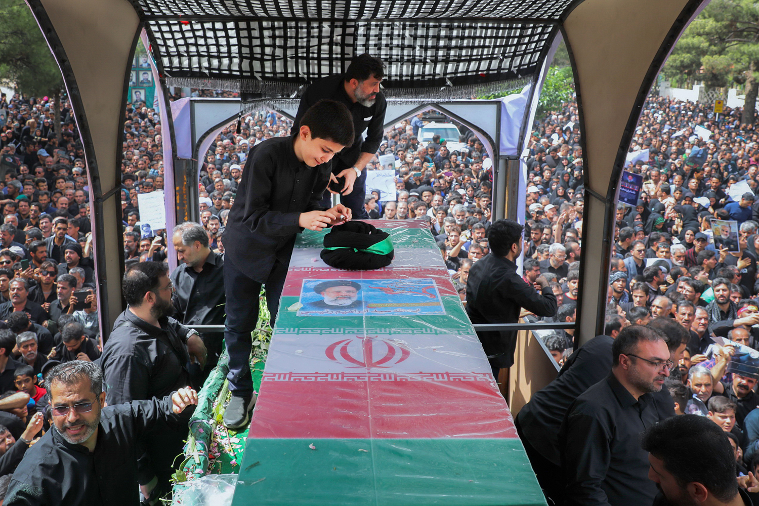 Helikopter kazasında ölen İran Cumhurbaşkanı Reisi, İmam Rıza Türbesi'nde defnedildi