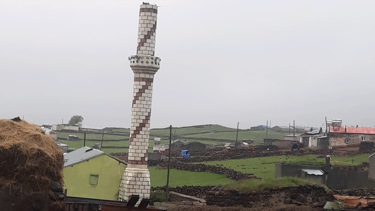 Kars'ta cami minaresine yıldırım isabet etti