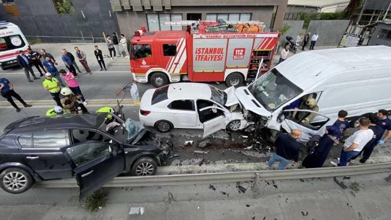 Küçükçekmece'de trafik kazası: 2'si ağır 6 kişi yaralandı