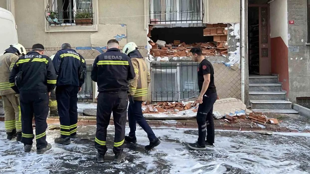 Esenler'de rögar bomba gibi patladı! 4 katlı binanın giriş dairesinin duvarı yıkıldı