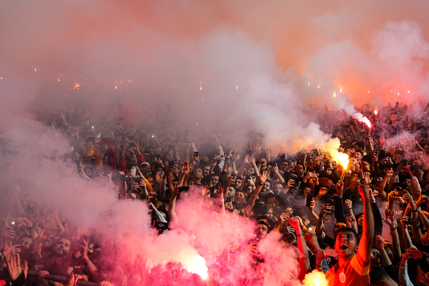 Galatasaray taraftarı Florya'da şampiyonluğu kutluyor