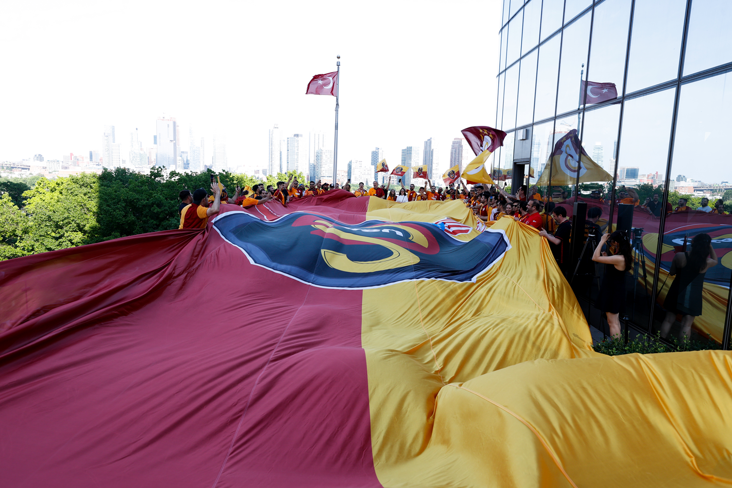 Galatasaraylı taraftarlar şampiyonluğu kutladı