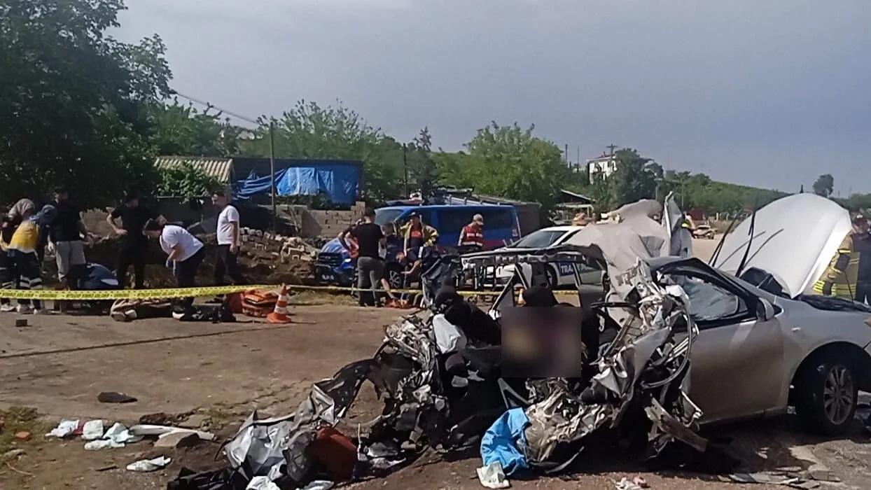 Otomobil, TIR ile çarpıştı: 2 ölü, 3 yaralı