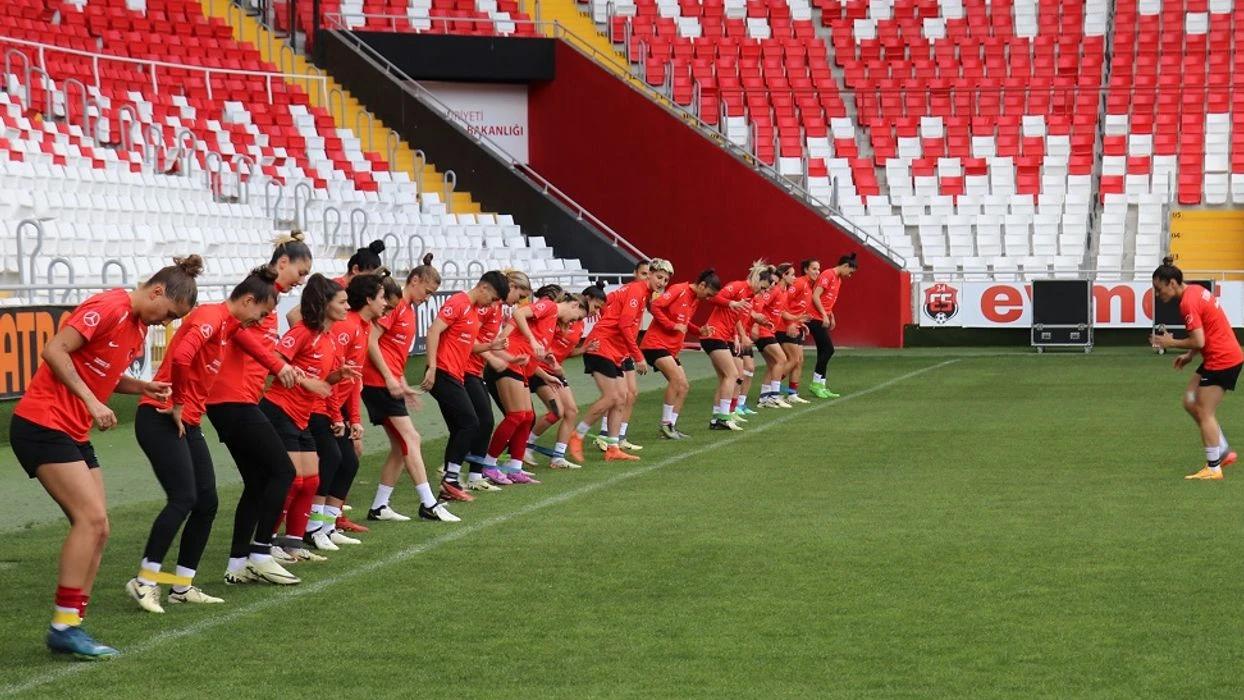 A Milli Kadın Futbol Takımı, Azerbaycan maçı hazırlıklarını tam kadro sürdürdü