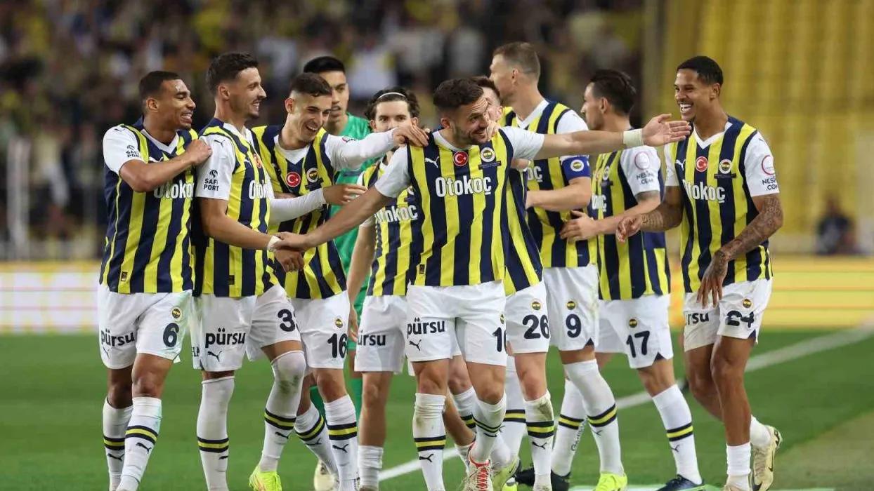 Fenerbahçe, rekorlar kırdığı sezonu kupasız kapattı