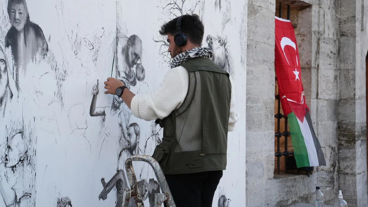 Sokakta 21 günlük çizim eylemi! Filistin'in acısını duvara resmetti...