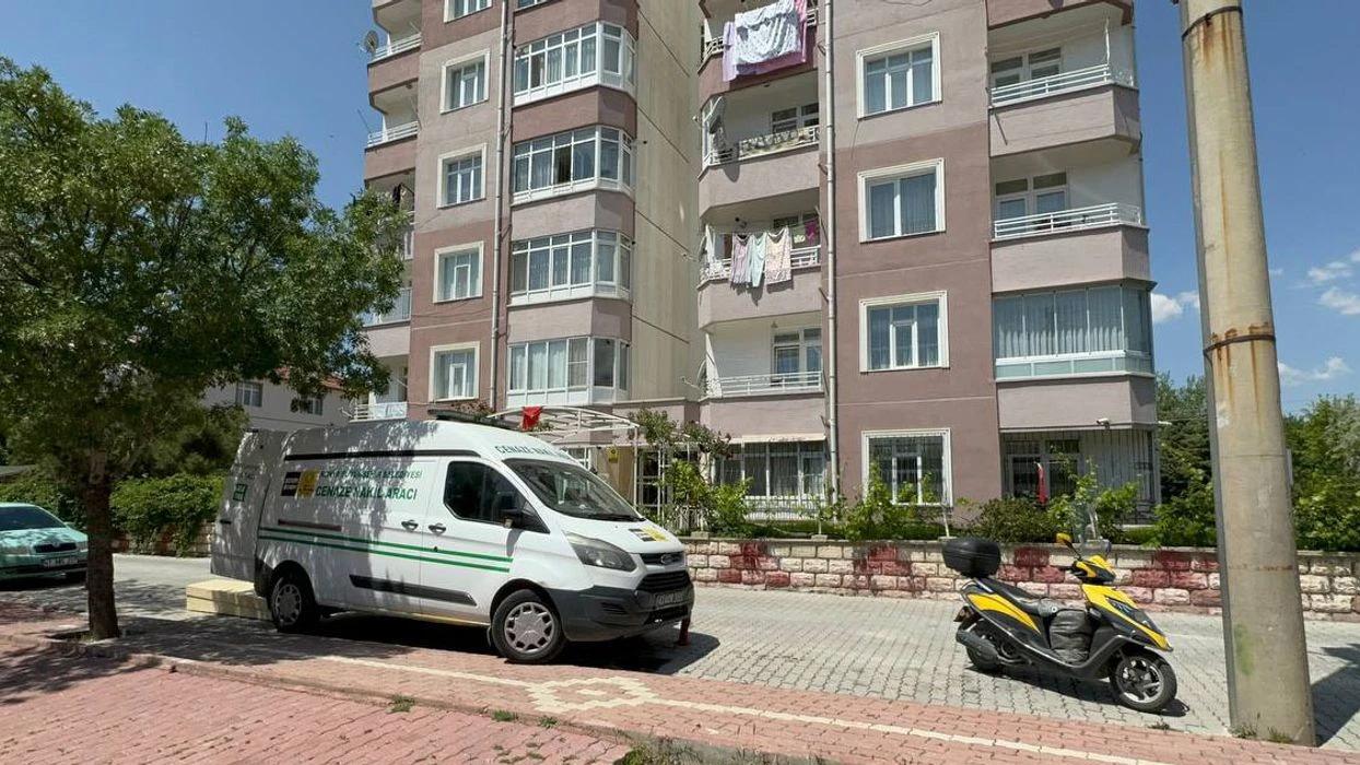 İki kız kardeş, 4 saat arayla ölü bulundu