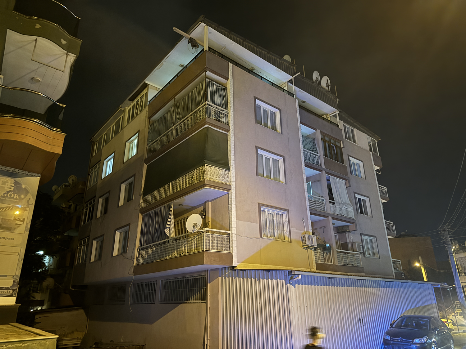 İzmir'de bir kişi eşini boğarak öldürdükten sonra hayatına son verdi