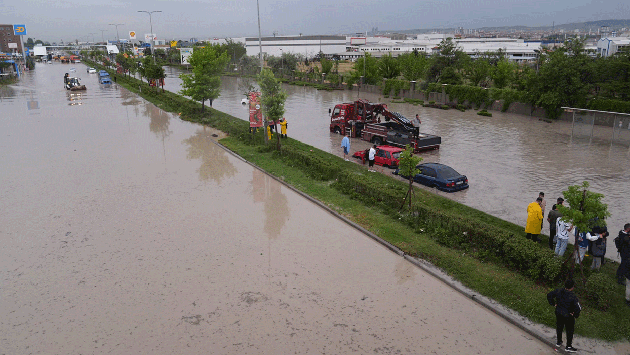 Ankara'yı şiddetli yağış vurdu: Metro seferleri durdu