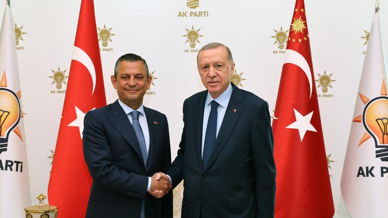 AK Parti Sözcüsü Çelik'ten Özgür Özel'e 'suç ortağı' tepkisi: Genel Merkez'e geldiğinizde bir suç merkezine mi gelmiş oldunuz?
