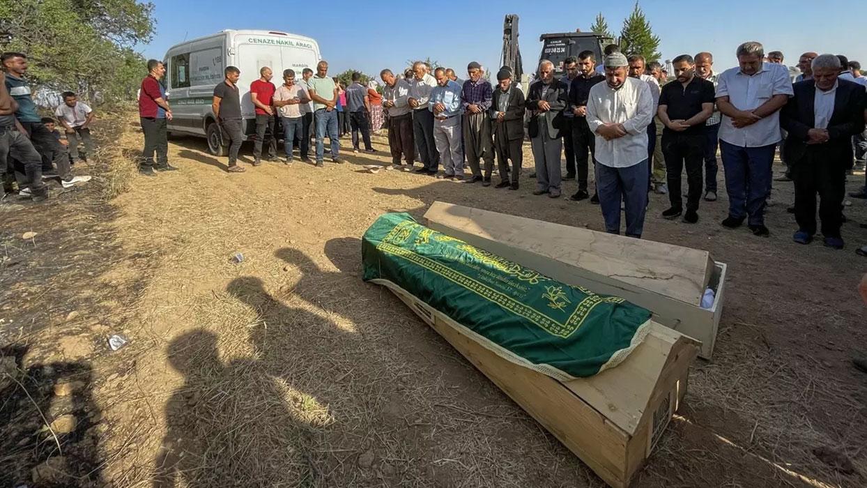 Diyarbakır ve Mardin arasında çıkan anız yangınında ölen 2 kuzenin cenazesi defnedildi