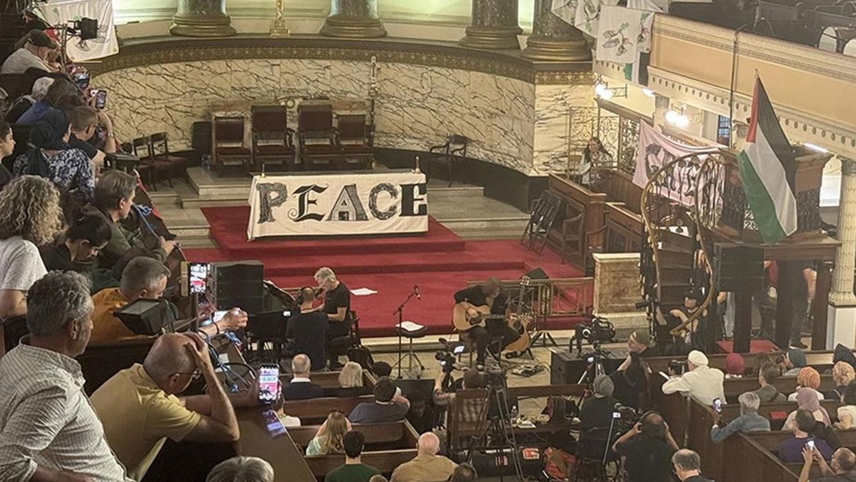 Pink Floyd grubunun kurucularından Roger Waters, Filistin'e destek için sahneye çıktı