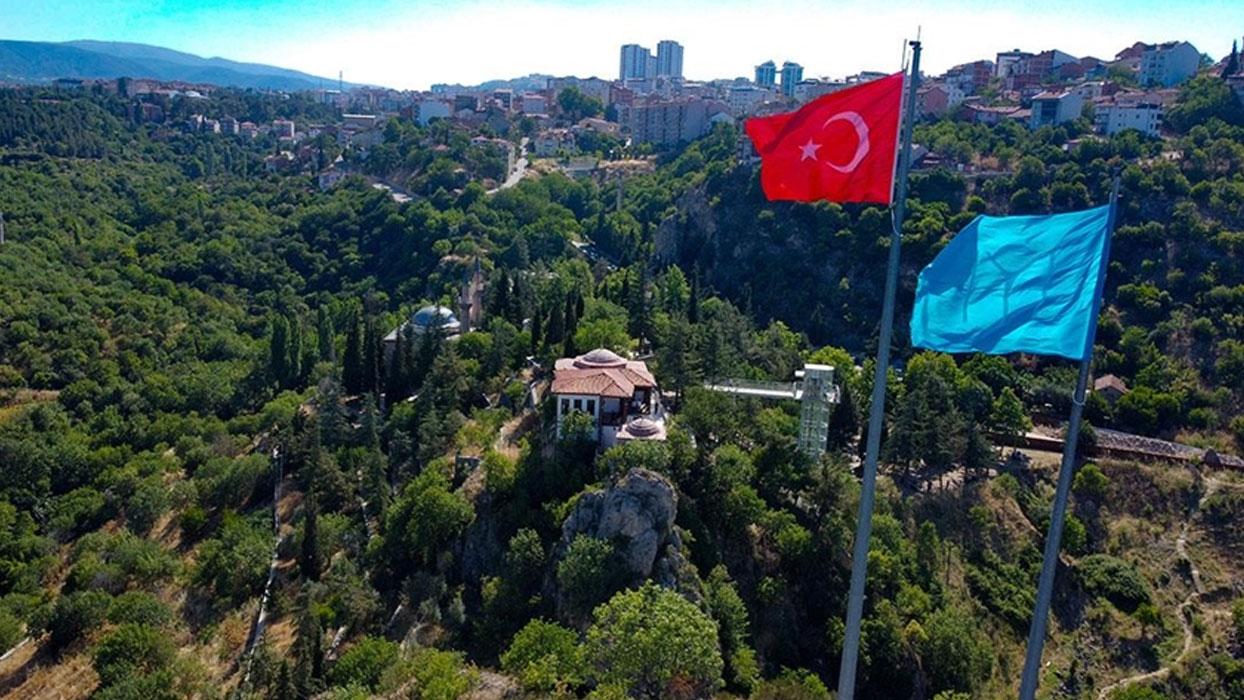 Şeyh Edebali Türbesi'nde hafta sonunda da ziyaretçi yoğunluğu yaşanıyor
