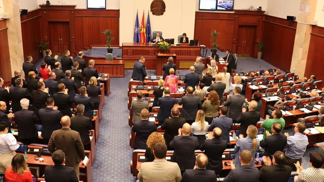 Kuzey Makedonya'da yeni hükümete güvenoyu! 77 milletvekili 'evet' dedi