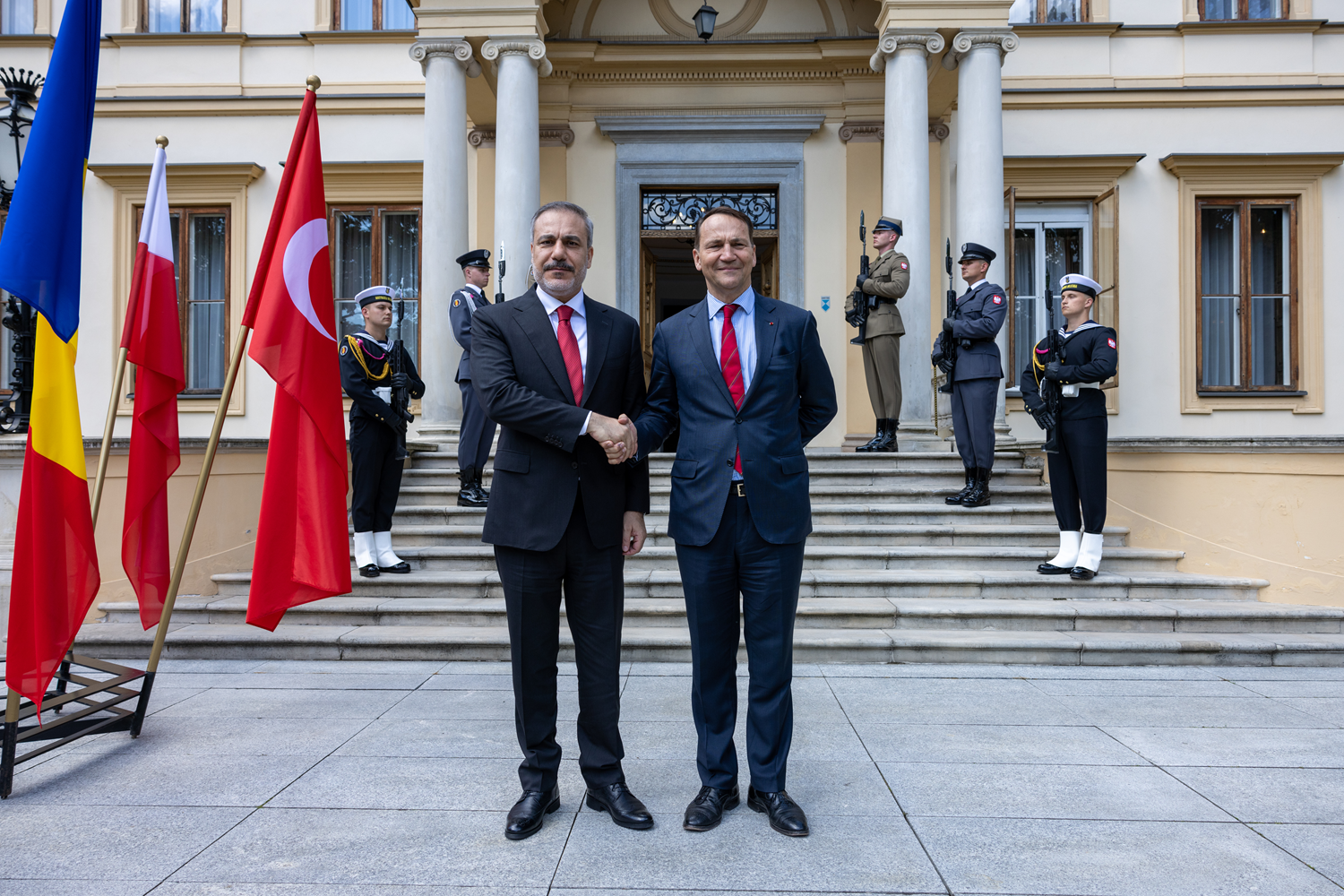 Dışişleri Bakanı Fidan, Varşova'da Polonyalı mevkidaşı Sikorski ile görüştü