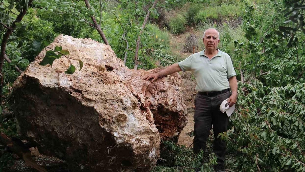 Mahalleli diken üstünde: kayısı topladıkları esnada gökten 10 tonluk devasa kaya düştü