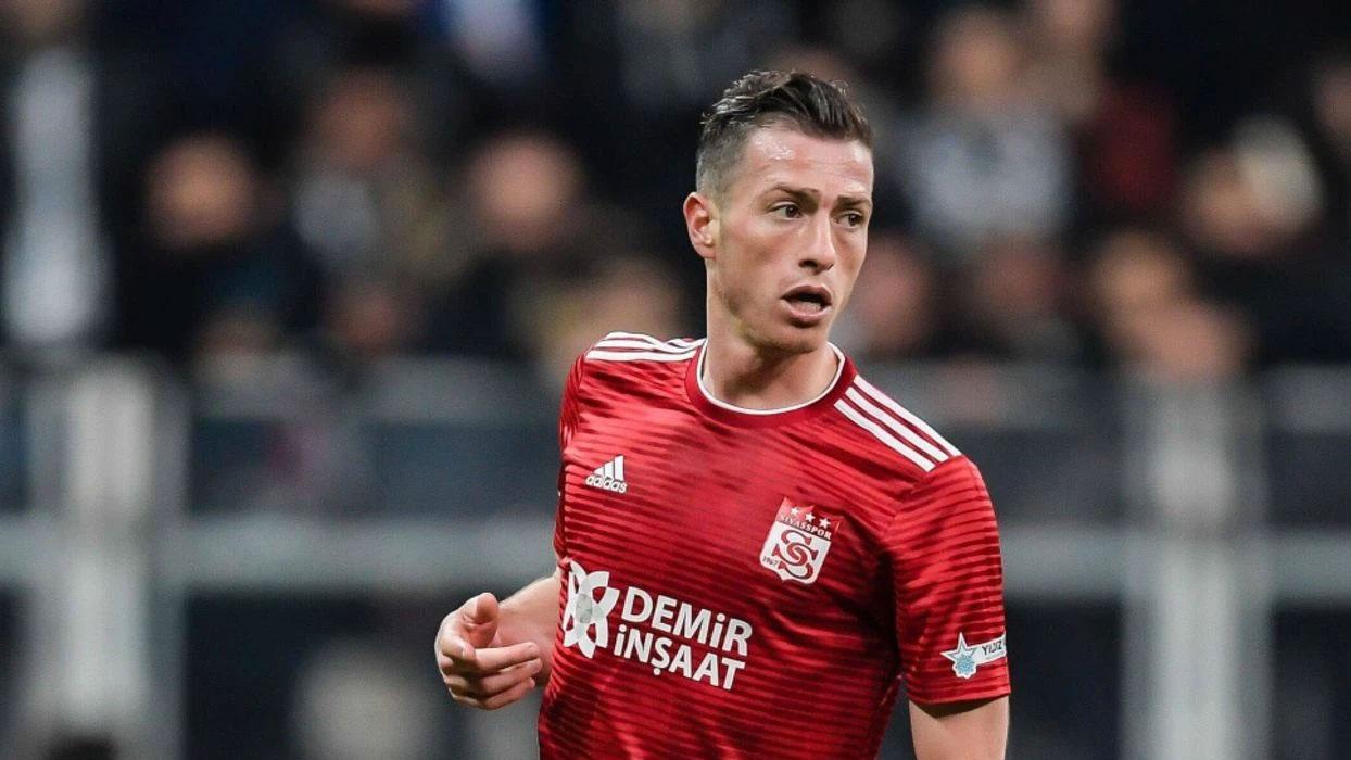 Hakan Arslan, Sivasspor'dan ayrıldığını açıkladı: