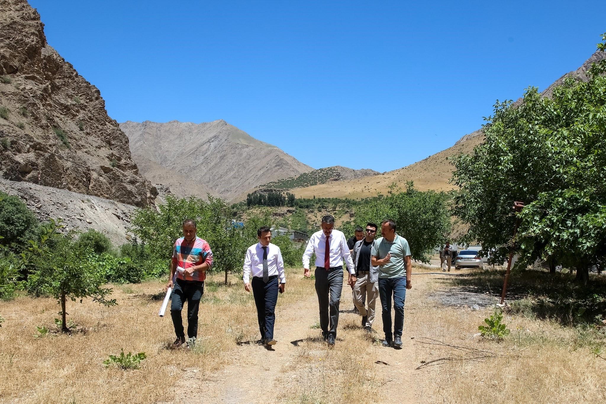 Vali Ali Çelik, Zap Suyu'nda gençlerle rafting yaptı