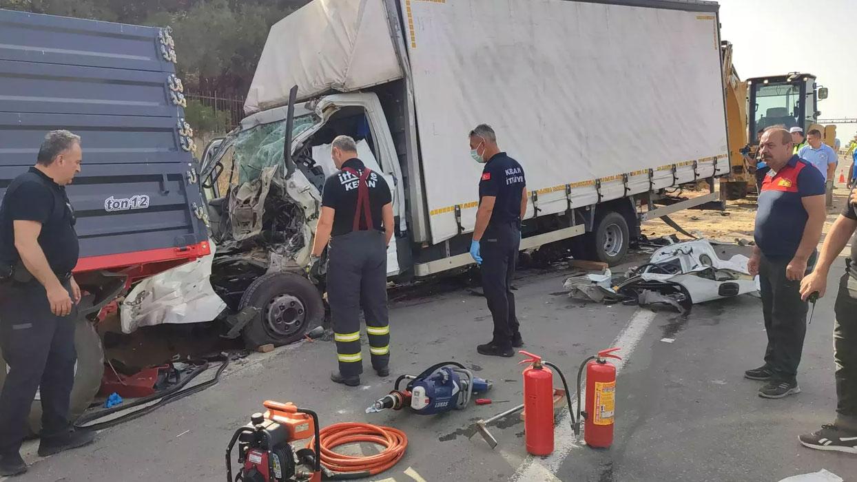 Edirne'de feci kaza: Kamyonet traktör römorkuna çarptı, 3 ölü, 1 yaralı