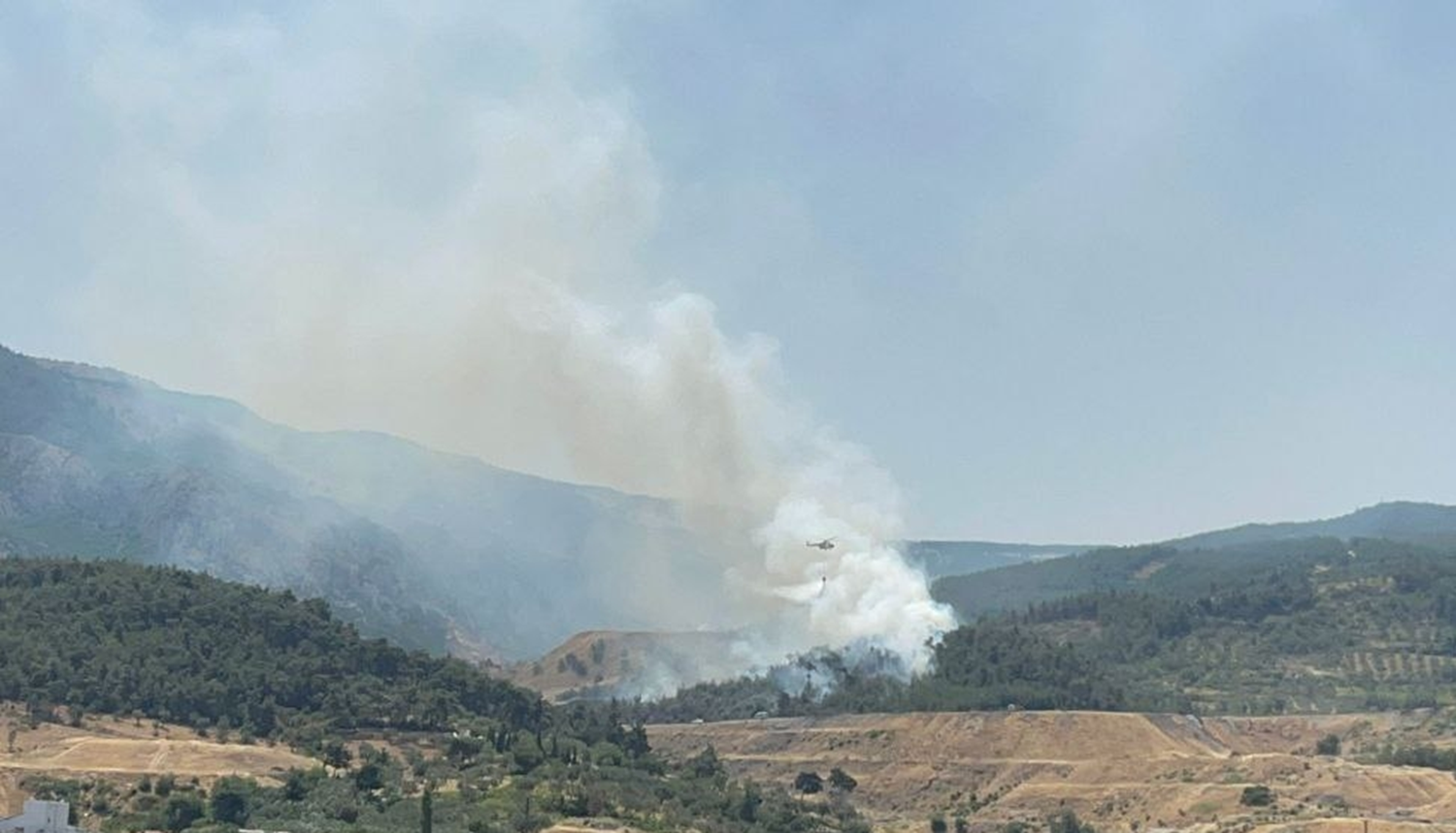 Manisa Soma'da çıkan orman yangınına müdahale ediliyor