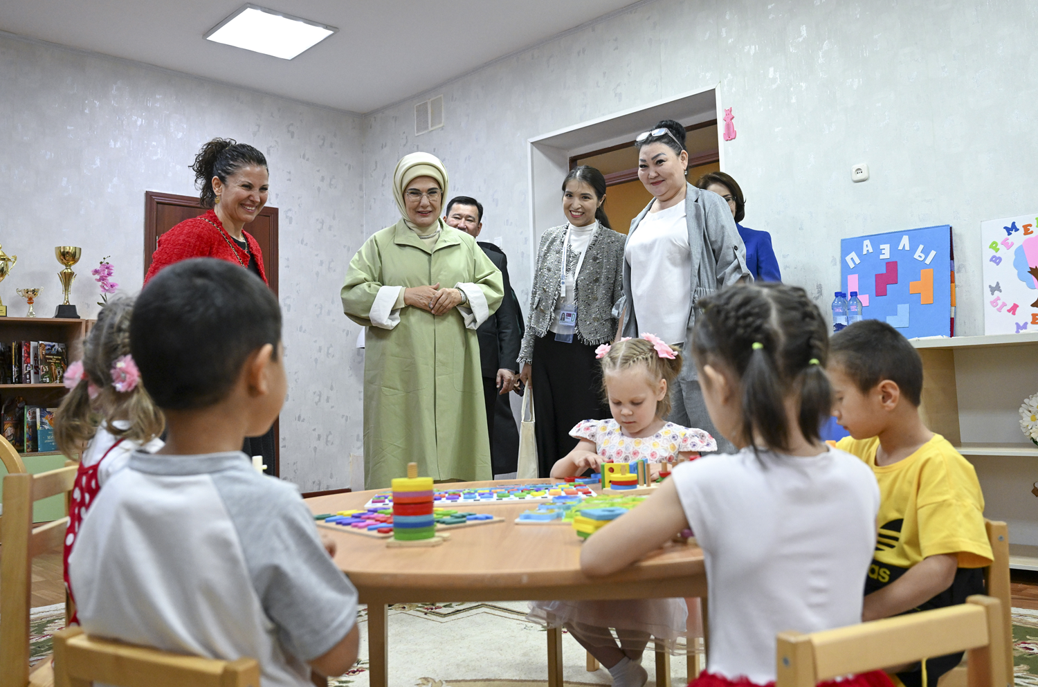 Emine Erdoğan, Astana'da yetimhane ziyaret etti
