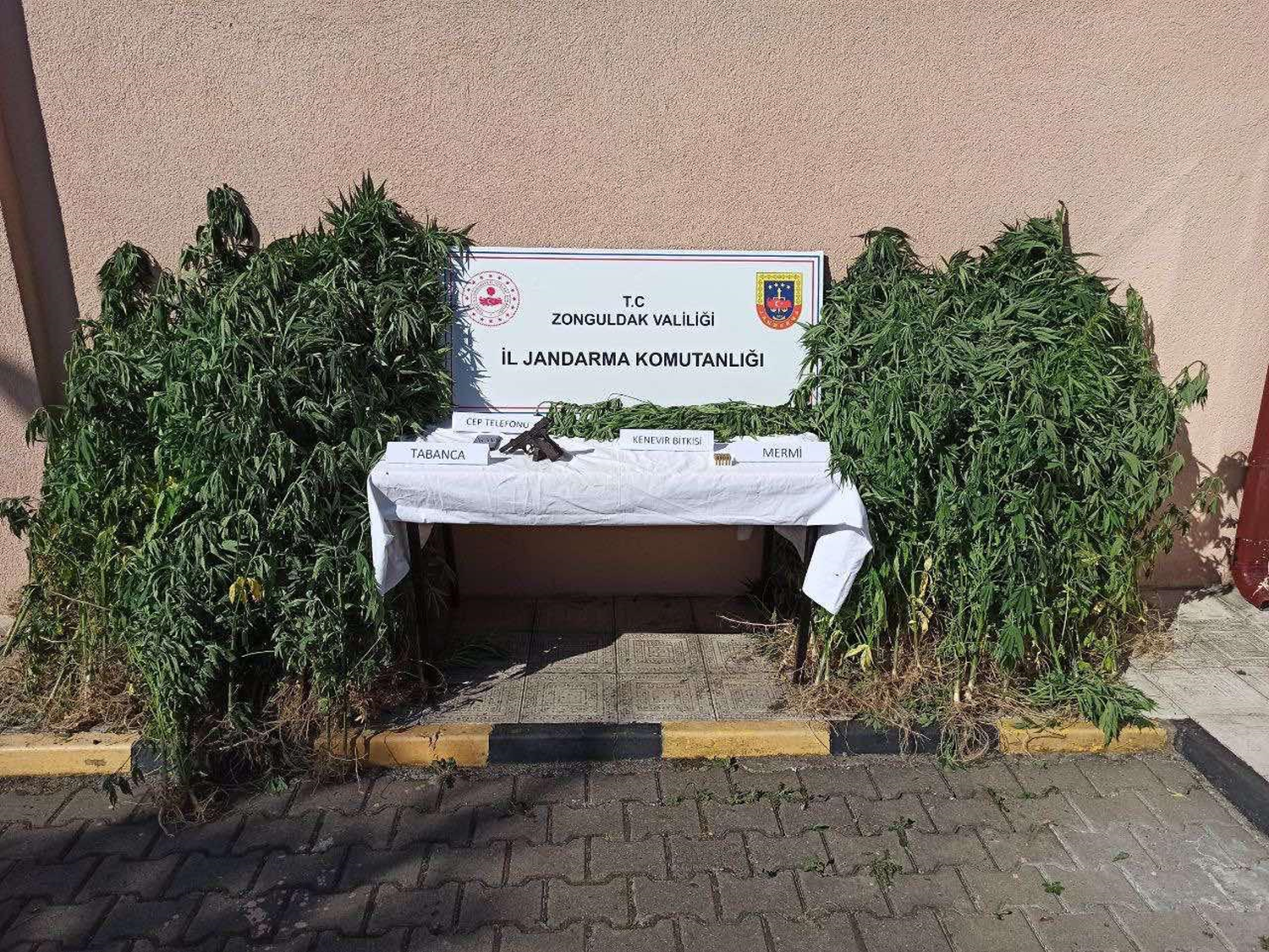 Zonguldak'ta uyuşturucu operasyonlarında yakalanan 3 zanlı tutuklandı