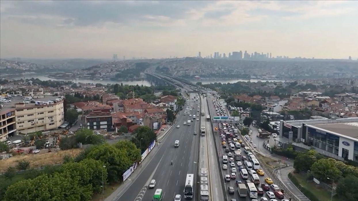 Asfalt yenileme çalışması yapılan Haliç Köprüsü'nde trafik yoğunluğu