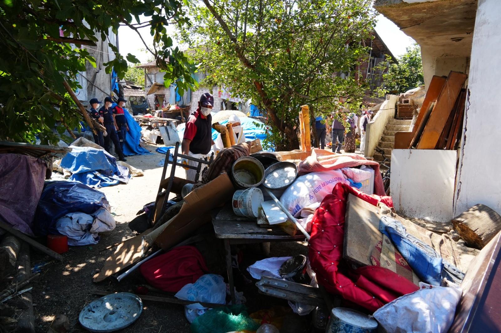 "5 kişilik ailenin yaşadığı çöplü ev Düzce Belediyesi tarafından temizlendi"
