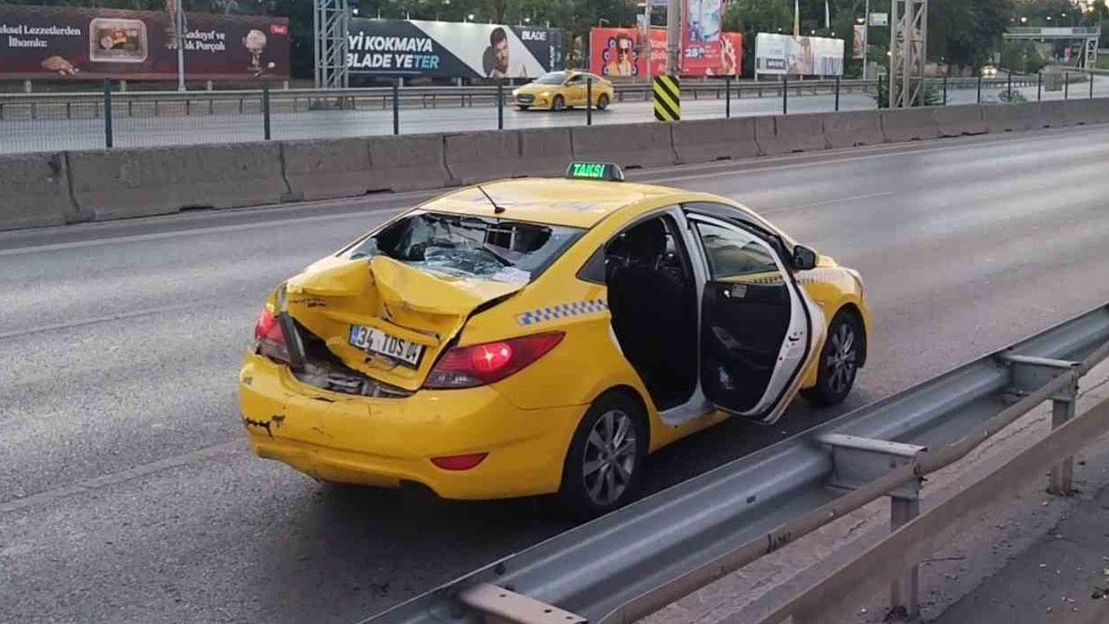 Hızını alamayan motosikletli taksiye arkadan çarptı: 2 yaralı