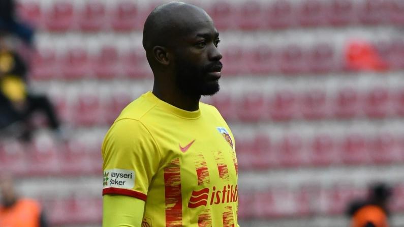 Kayserispor, Stephane Bahoken ile 1 yıllık sözleşme yeniledi.