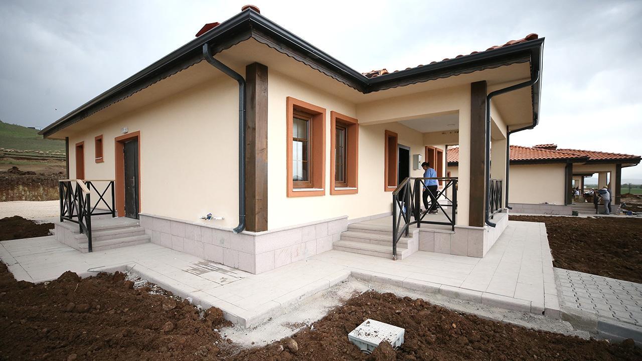 Depremzedeler köy evlerine kavuştu